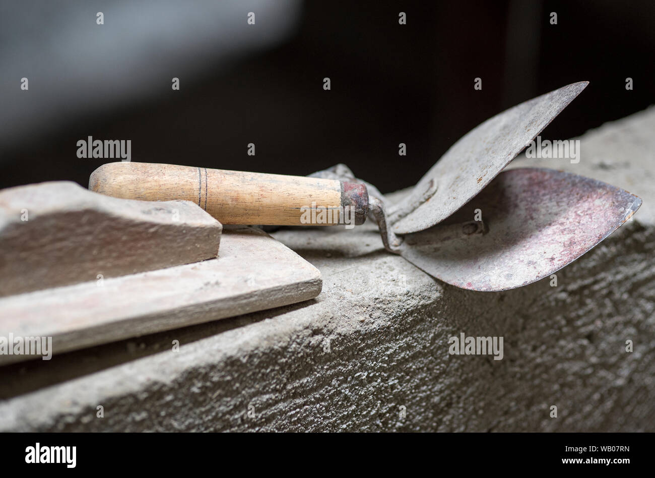 Kelle - Villa Werkzeug zu Gips Ziegel mit Zement verwendet, aus Holz und Eisen. Stockfoto