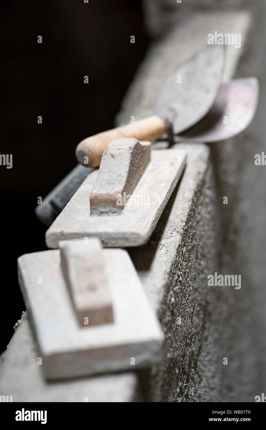Kelle - Villa Werkzeug zu Gips Ziegel mit Zement verwendet, aus Holz und Eisen. Stockfoto