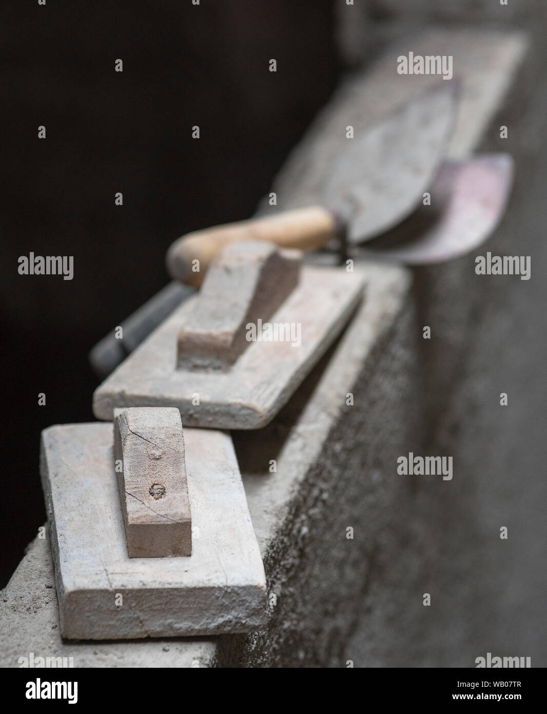 Kelle - Villa Werkzeug zu Gips Ziegel mit Zement verwendet, aus Holz und Eisen. Stockfoto