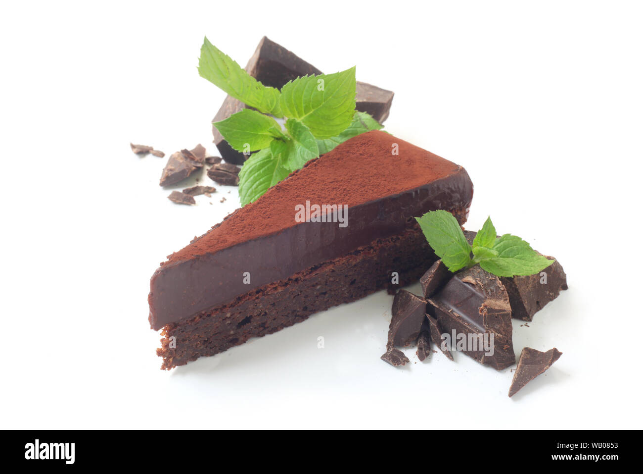 Schokolade Kuchen isoliert auf weißem Stockfoto