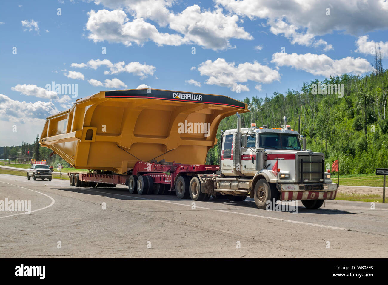 Transport von Caterpillar 797 B riesige LKW-Bett auf dem Highway 63  nördlich von Fort McMurray zu einem Oil Sands Projekt Stockfotografie -  Alamy