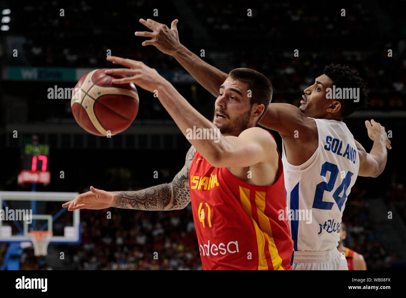 Kathrin Hernangomez Spaniens und Gelvis Solano der Dominikanischen Republik sind in Aktion beim Freundschaftsspiel zwischen Spanien und in der Dominikanischen Republik bei WiZink Zentrum in Madrid gesehen. (Endstand; Spanien 102 -70 Dominikanische Republik) Stockfoto