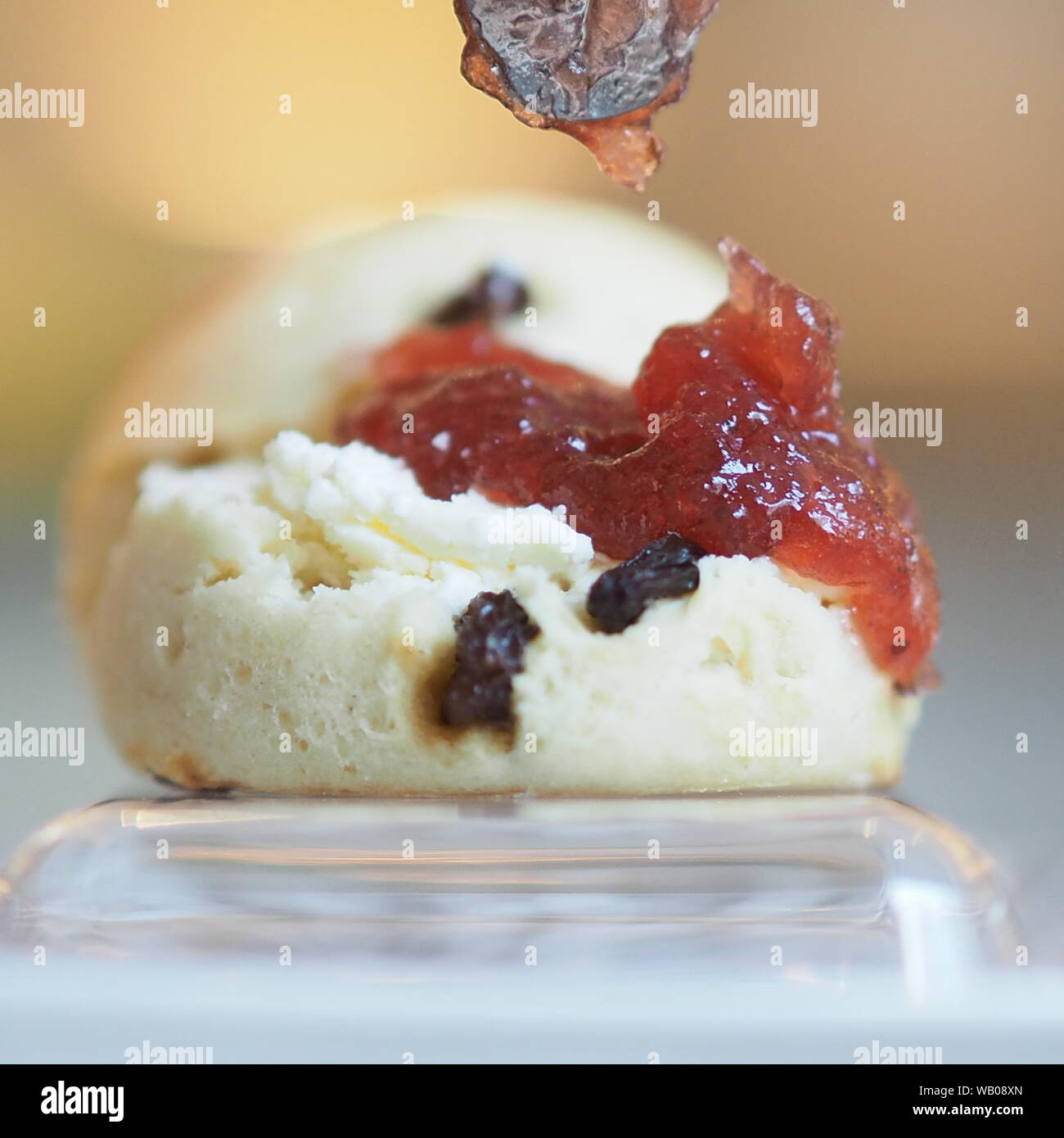 London, UK - August 2019 - Scones Kurs - Klassiker Sultana Scones, Devon Clotted Cream & Erdbeere Bewahren - Nachmittagstee in der Lounge Wellington Stockfoto