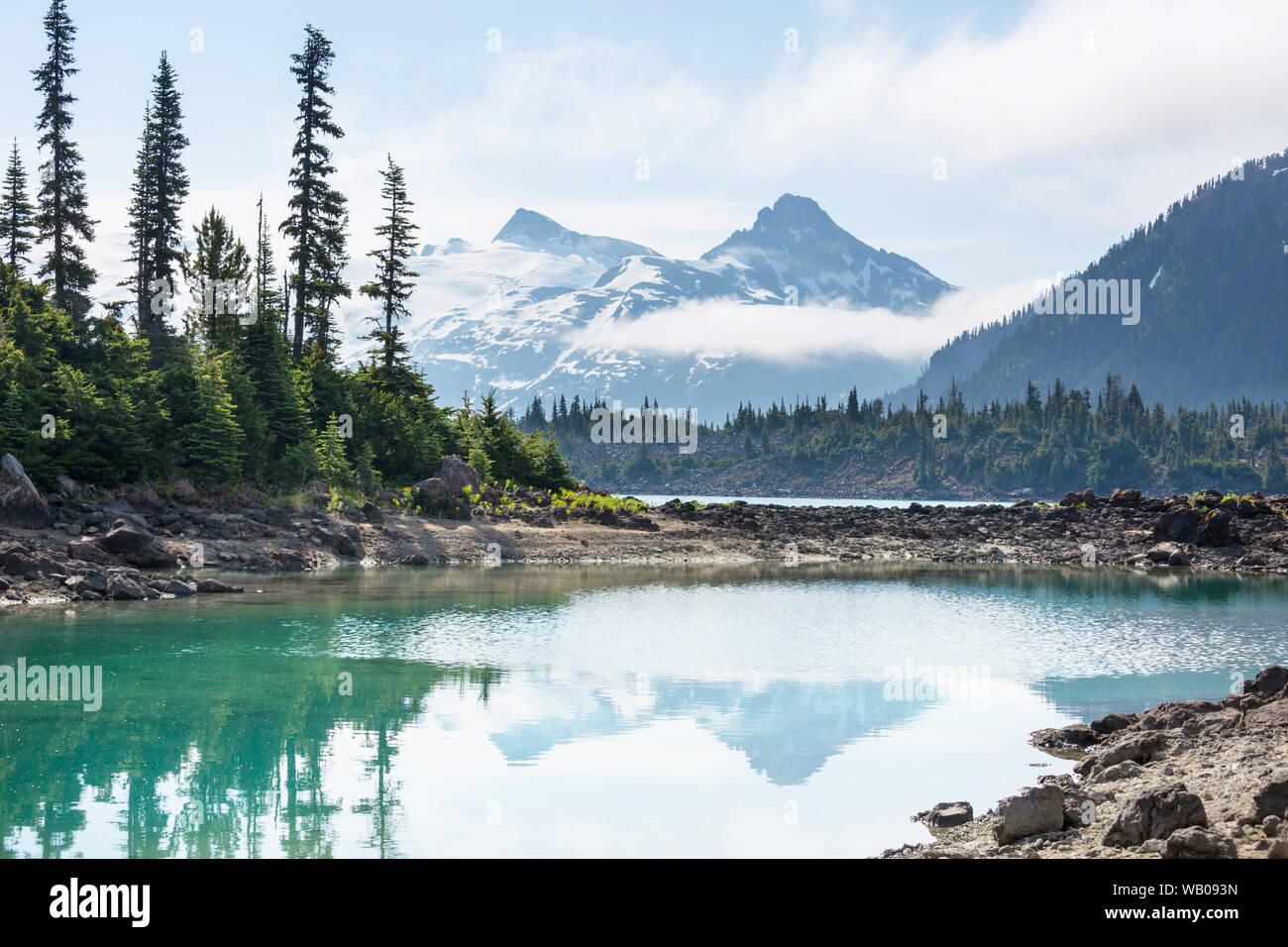 Wanderung zum türkisblauen Wasser der malerischen Garibaldi Lake in der Nähe von Whistler, BC, Kanada. Sehr beliebte Wanderung Ziel in British Columbia. Stockfoto