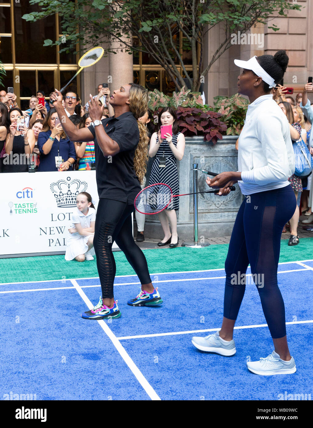 New York, NY - 22. August 2019: Serena Williams und Venus Williams spielen in 2019 Palace Einladungs Badminton Turnier mit Tennis Stars bei Lotte New York Palace Stockfoto