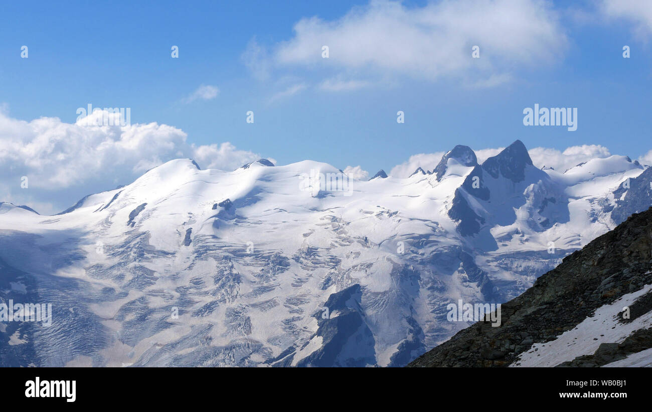 Blick auf die Schweizer Alpen im Kanton Engadin Stockfoto