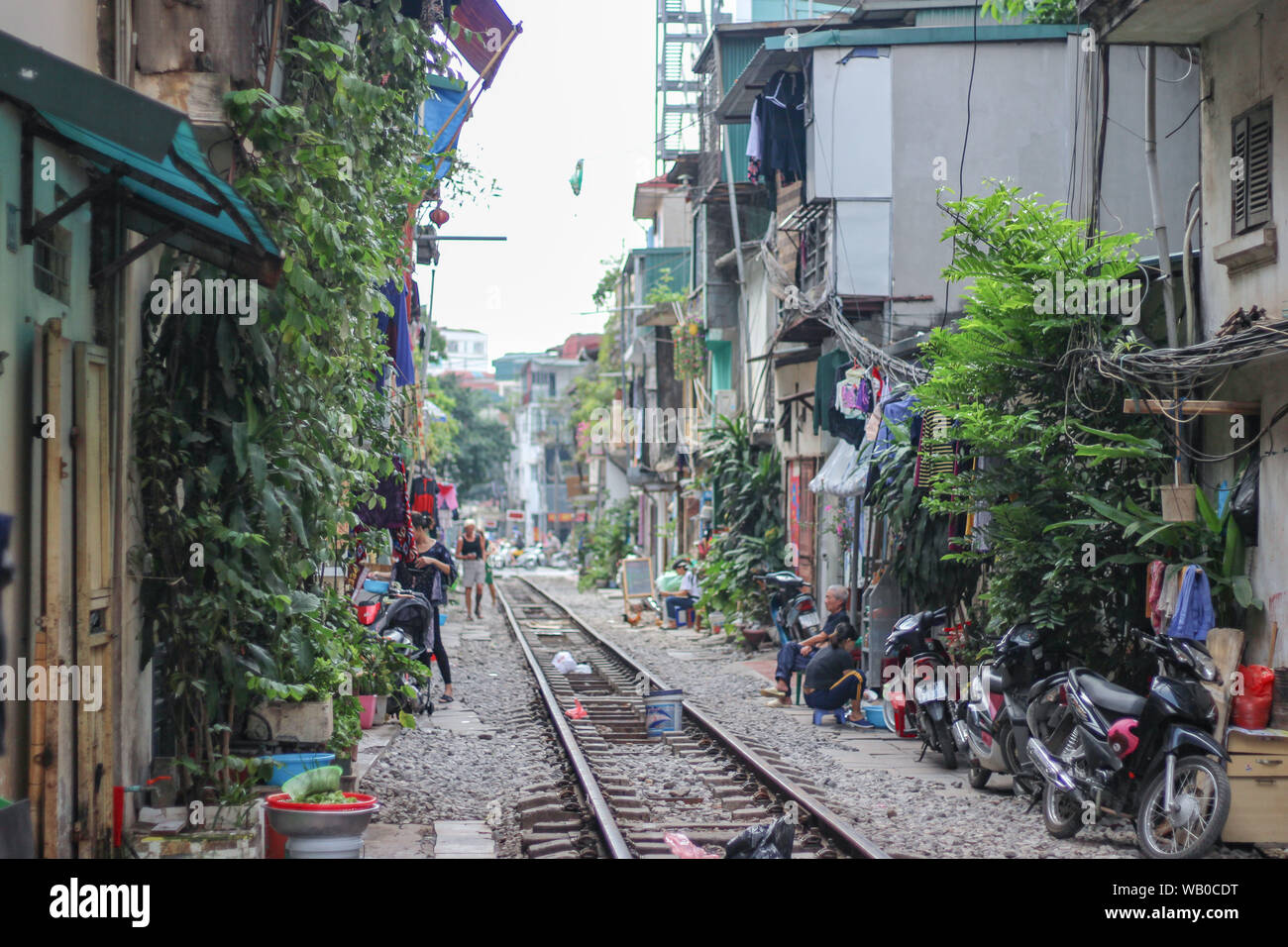 Lokale Alltag der Bahn Straße in Hanoi, Vietnam Stockfoto