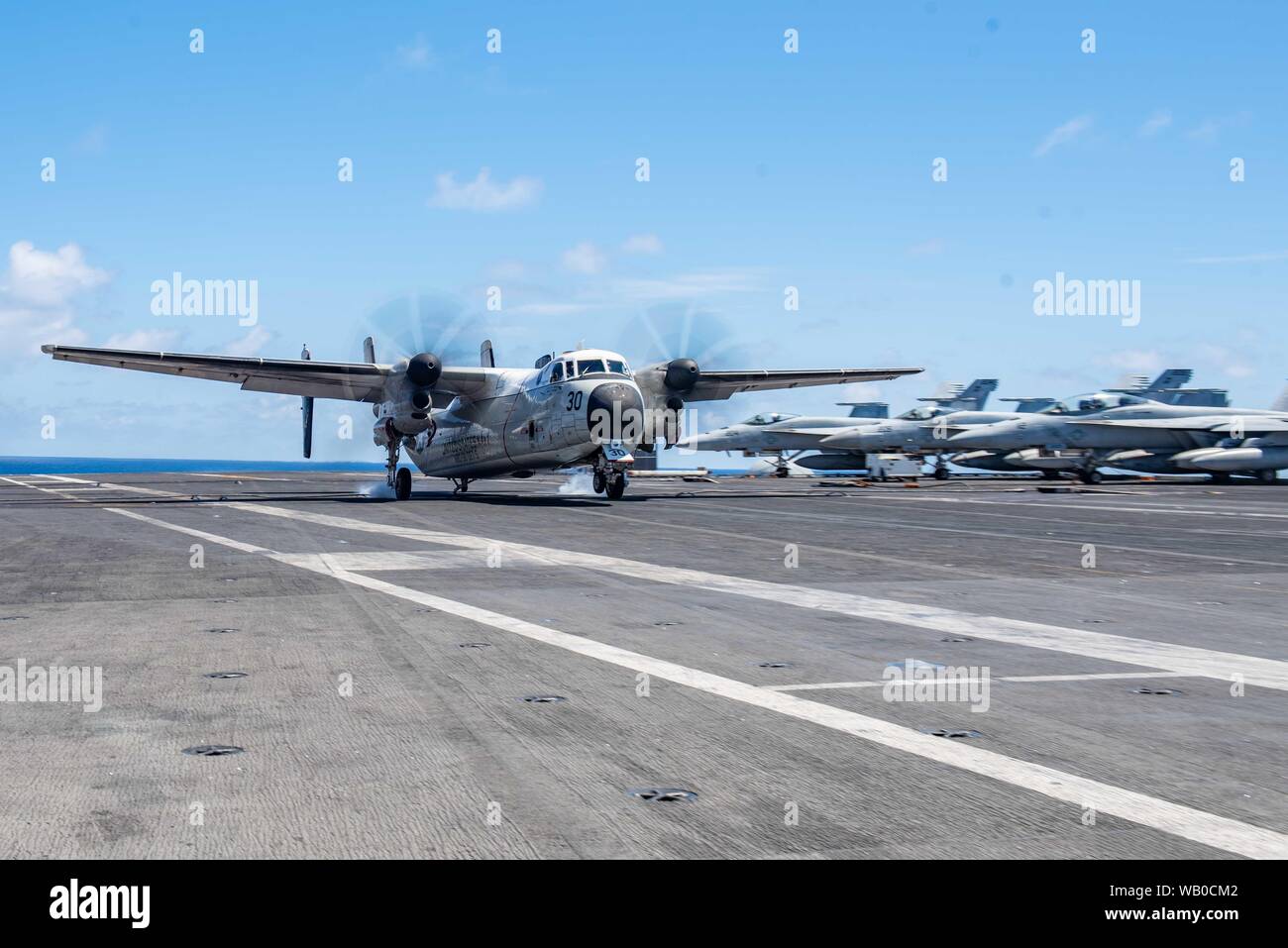 190822-N-CL 027-1210 East China Sea (22. August 2019) eine C-2A Greyhound von Fleet Logistics Support Squadron (VRC) 30 landet auf dem Flugdeck an Bord der Marine vorwärts - bereitgestellt Flugzeugträger USS Ronald Reagan (CVN 76) Bei Flugbetrieb. Ronald Reagan, das Flaggschiff der Carrier Strike Group 5, bietet eine Bekämpfung bereit, Kraft, schützt und verteidigt die kollektive maritime Interessen seiner Verbündeten und Partnern in der indopazifischen Region. (U.S. Marine Foto von Mass Communication Specialist 2. Klasse Janweb B. Lagazo) Stockfoto