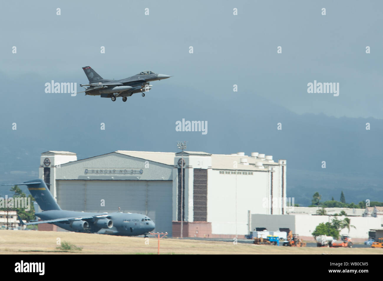 Eine F-16 Fighting Falcon von Die 138 Fighter Wing Ansätze der Joint Base Pearl Harbor-Hickam runway Aug 21, 2019 während Fighter übung Sentry Aloha 19-2. Die langjährige Übung ist routinemäßig statt Flieger mit aktuellen, realistischen und kostengünstige Ausbildung zu ermöglichen. Diese Iteration von Sentry Aloha Air National Guard umfasst Mitglieder aus 15 Staaten und eine Einheit aus der Royal Australian Air Force. (U.S. Air National Guard Foto von Master Sgt. Mysti Bicoy) Stockfoto