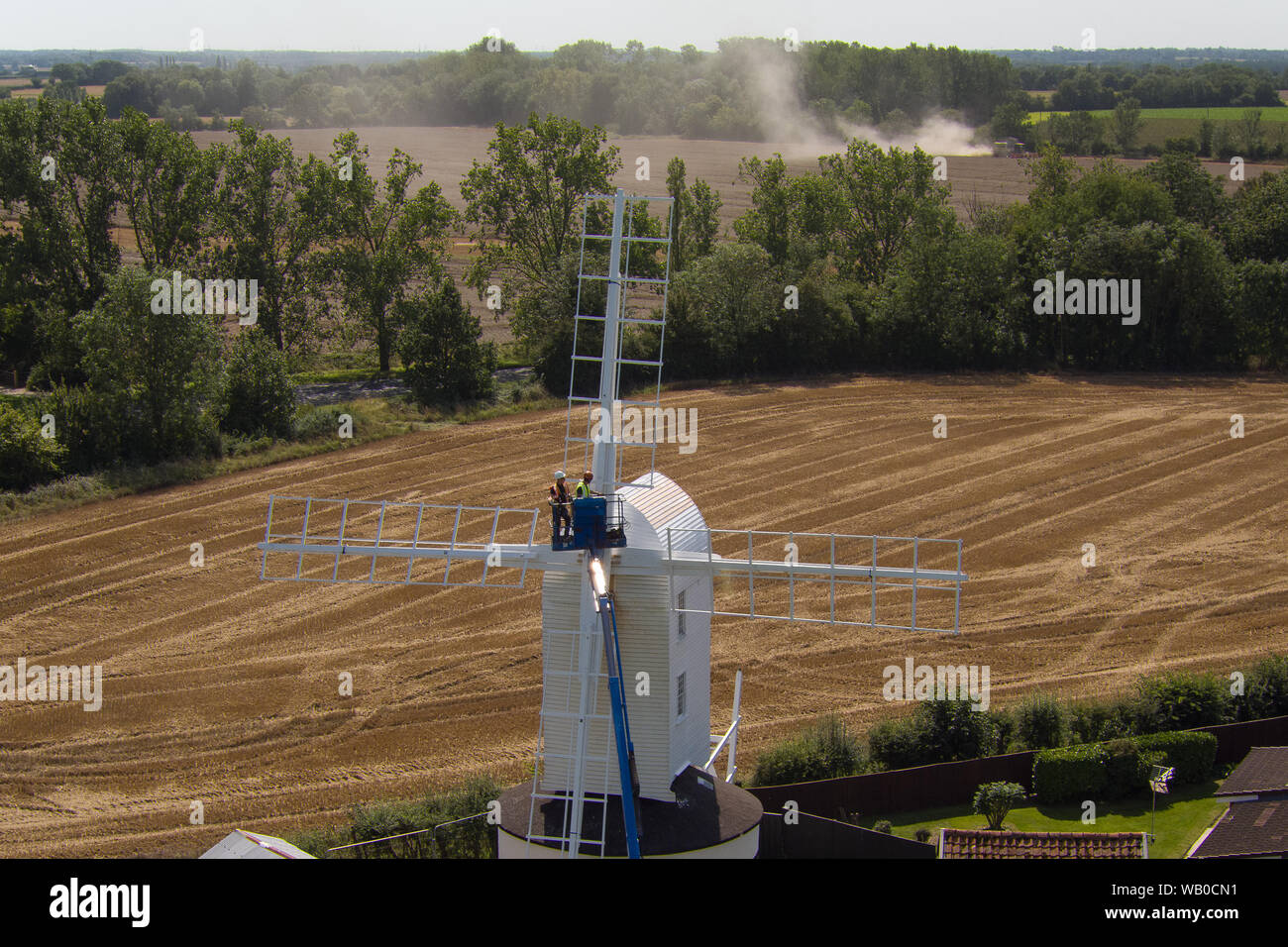 Neue Segel sind Saxtead Green Post Mühle in der Nähe von Framlingham, Suffolk, aus dem 18. Jahrhundert Mais angebaut - Schleifen Windmühle, als Teil einer?? 250.000 Conservation Project. Stockfoto