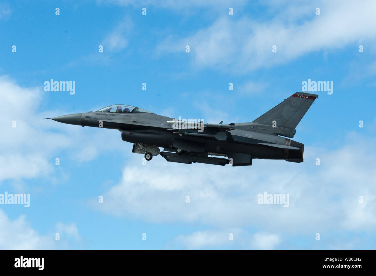 Eine F-16 Fighting Falcon von Die 138 Fighter Wing schwebt über Joint Base Pearl Harbor-Hickam, Hawaii, Aug 21, 2019 während Fighter übung Sentry Aloha 19-2. Die langjährige Übung ist routinemäßig statt Flieger mit aktuellen, realistischen und kostengünstige Ausbildung zu ermöglichen. Diese Iteration von Sentry Aloha Air National Guard umfasst Mitglieder aus 15 Staaten und eine Einheit aus der Royal Australian Air Force. (U.S. Air National Guard Foto von älteren Flieger John linzmeier) Stockfoto
