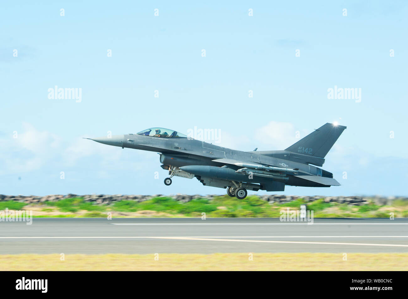 Eine F-16 Fighting Falcon von Die 138 Fighter Wing nimmt sie an Joint Base Pearl Harbor-Hickam, Hawaii, Aug 21, 2019 während Fighter übung Sentry Aloha 19-2. Die langjährige Übung ist routinemäßig statt Flieger mit aktuellen, realistischen und kostengünstige Ausbildung zu ermöglichen. Diese Iteration von Sentry Aloha Air National Guard umfasst Mitglieder aus 15 Staaten und eine Einheit aus der Royal Australian Air Force. (U.S. Air National Guard Foto von Master Sgt. Mysti Bicoy) Stockfoto