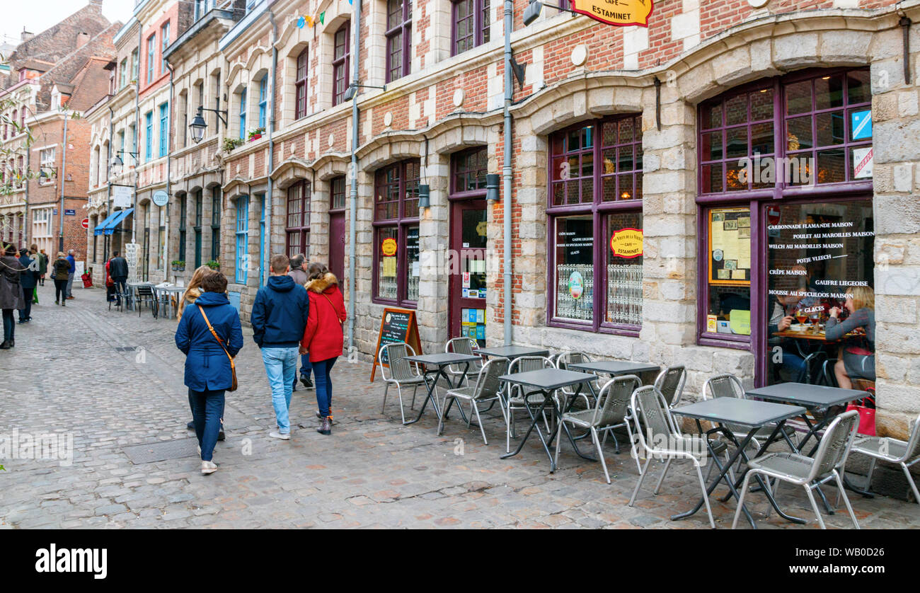 Rue des Vieux Murs mit Bars, Restaurants und Sehenswürdigkeiten für Touristen. Rue des Vieux Murs ist Teil der Nachbarschaft Vieux Lille. Lille, Frankreich. Stockfoto