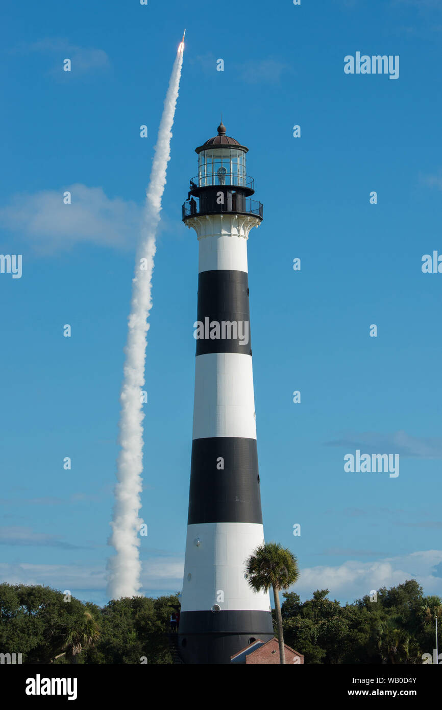 United Launch Alliance Delta IV GPS III Magellan Raketenstarts im Hintergrund der Cape Canaveral Lighthouse am 22. August 2019, der Cape Canaveral Air Force Station entfernt. Die GPS-III von Space Launch Complex-37 ins Leben gerufen und stellt den nächsten Schritt bei der Modernisierung der Navigation Netzwerk weltweit mit einer neuen Generation von Satelliten zu bieten verbesserte Genauigkeit, bessere Ausfallsicherheit und ein neues Signal für zivile Nutzer. (U.S. Air Force Foto von James Rainier) Stockfoto