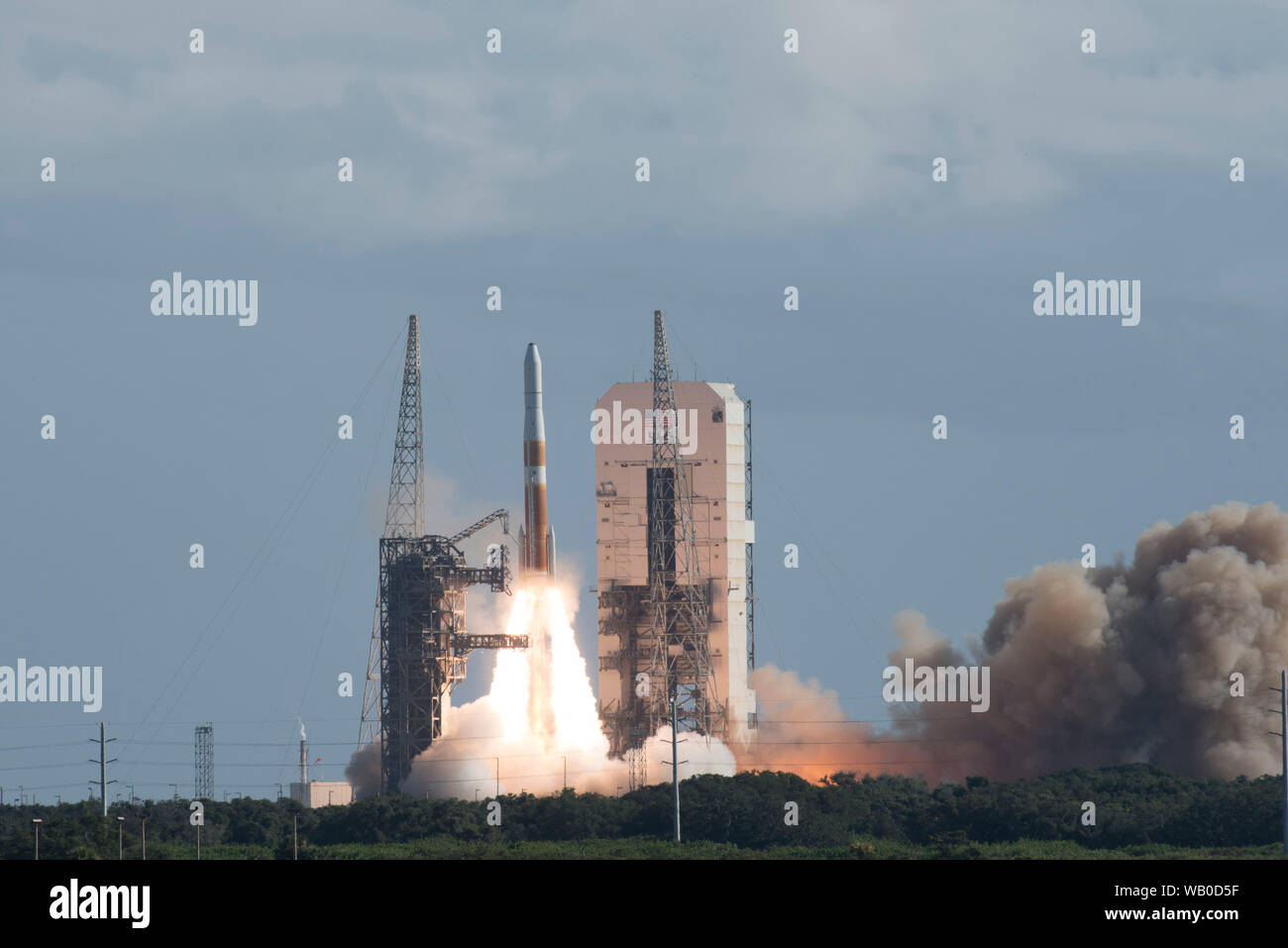 United Launch Alliance Magellan GPS III Delta IV-Rakete am 22. August 2019 gestartet, von der Cape Canaveral Air Force Station, Fla. Die GPS-III abgehoben von Space Launch Complex-37 und stellt den nächsten Schritt bei der Modernisierung der Navigation Netzwerk weltweit mit einer neuen Generation von Satelliten zu bieten verbesserte Genauigkeit, bessere Ausfallsicherheit und ein neues Signal für zivile Nutzer. (U.S. Air Force Foto von Airman 1st Class Dalton Williams). Stockfoto