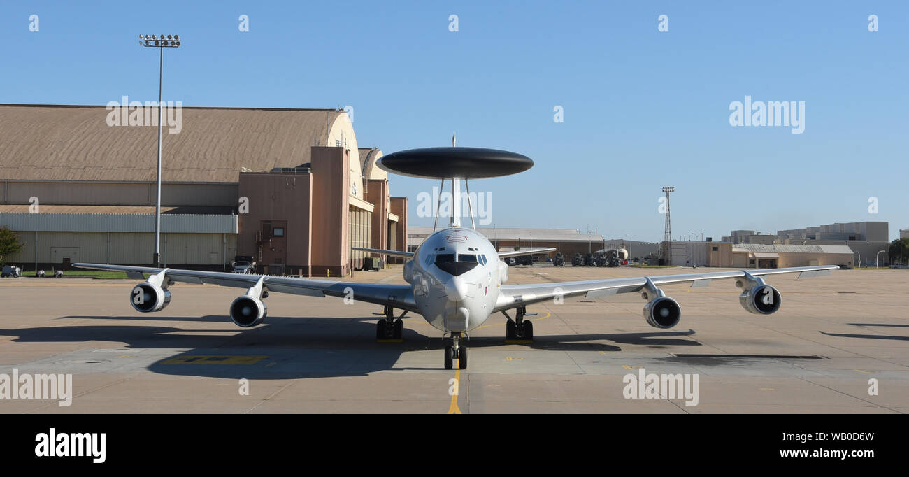 Boeing E-3G Airborne Warnung und Steuerung von Flugzeugen, Serial # 79-0001, tragen Markierungen für die 552Nd Air Control Wing Commander in Form von bunten Schwanz-Streifen, gespiegelte Schwanz Code und die Seriennummer Markierungen am 12.08.2019, Tinker Air Force Base, Oklahoma. Der 55 nd Air Control, Air Combat Command, generiert E-3 AWACS-Flugzeuge und Besatzungen 12 Luftwaffe Luftstreitkräfte Südlichen und Kämpfer Kommandanten auf der ganzen Welt zu unterstützen. Die 552Nd ACW ist als "American's Wing" als größte Flügel innerhalb von ACC bekannt. (U.S. Air Force Foto/Greg L. Davis) Stockfoto