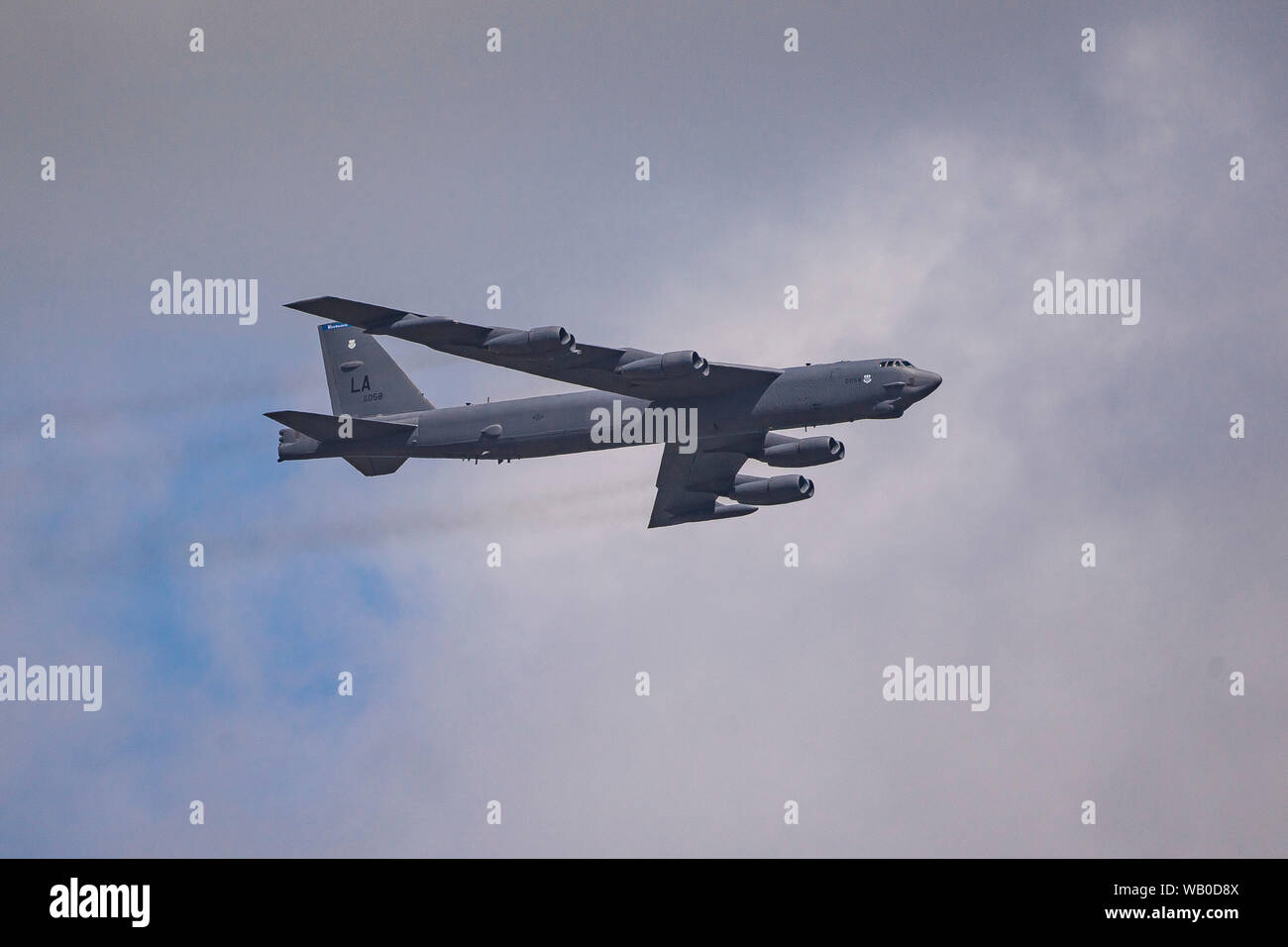 CORPUS CHRISTI, Texas (Aug. 21, 2019) - ein B-52 H Stratofortress vom 20 Bomb Squadron in Barksdale Air Force Base in Louisiana, fliegt über Naval Air Station (NAS) Corpus Christi. Die B-52 H flogen in Formation mit einem anderen B-52 H während der Kommunikation über Funk mit einem Teilnehmer von Pilot Training Squadron 35 für einen Tag Programm (PFAD). Der PFAD Programm ermöglicht es den Kindern, die Patienten an Driscoll Kinderspital verschiedene Flugzeuge erkunden als ehrenamtlicher Pilot an Bord NAS Corpus Christi. (U.S. Marine Corps Foto von 1 Lt Pawel Puczko/Freigegeben) 190821-M-ZA 072-1093 Stockfoto