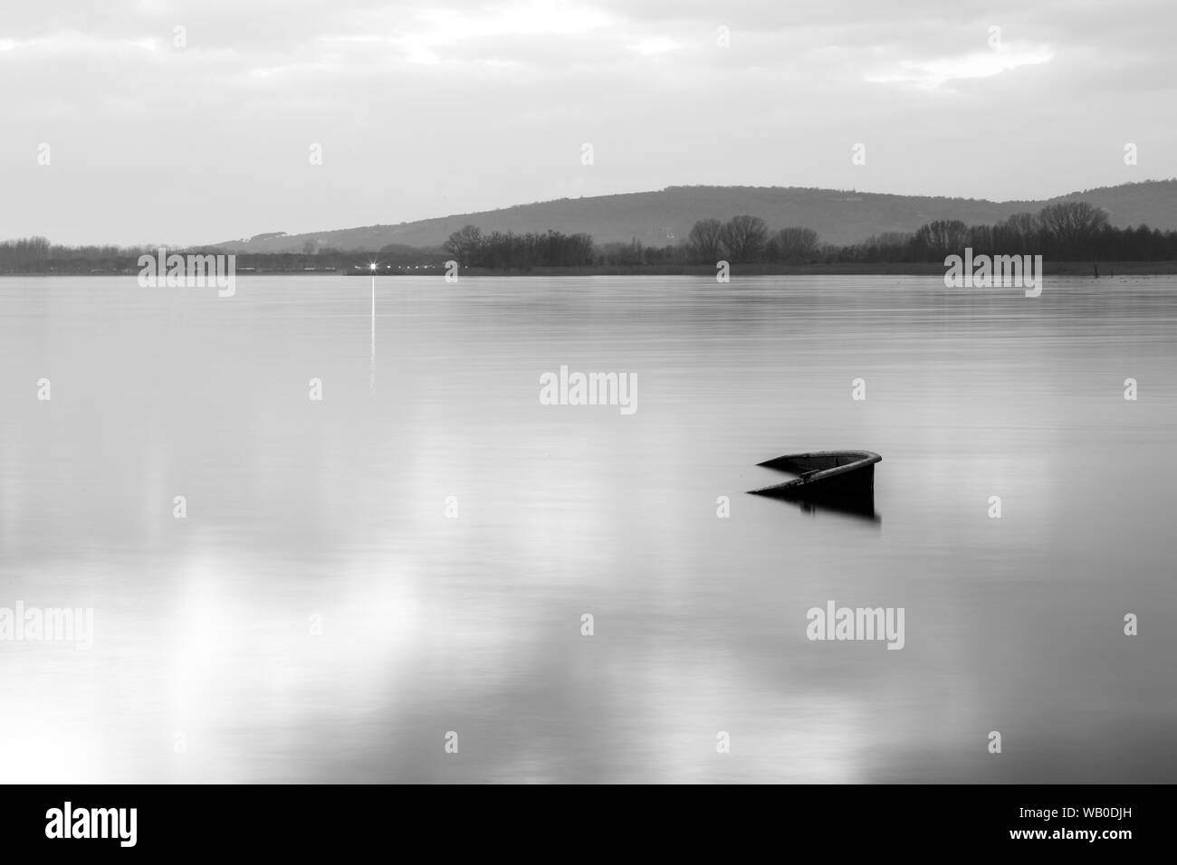 Eine fast vollständig versenkt kleines Boot in See Trasimeno (Umbrien, Italien). Stockfoto