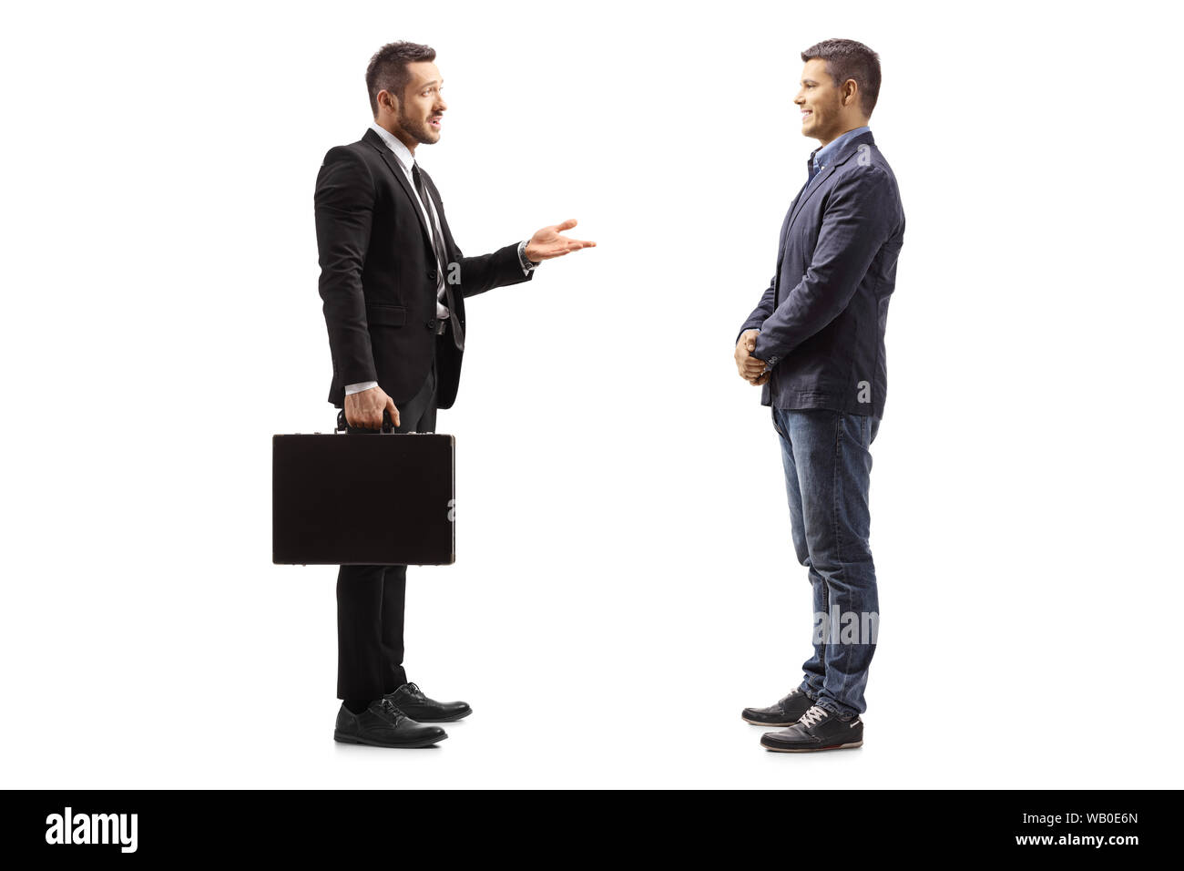 Volle Länge Profil Schuß eines Kaufmanns im Gespräch mit einem Mann auf weißem Hintergrund Stockfoto