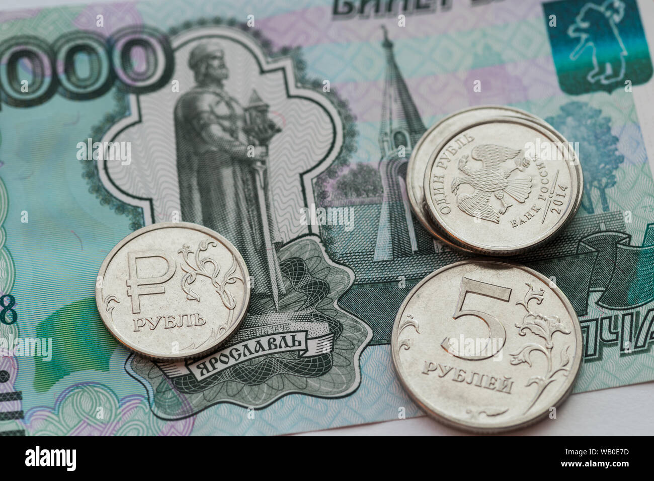 Russische 1000 Rubel und einige Münzen, Detailansicht. Makro mit selektiven Fokus und flache Tiefenschärfe. Stockfoto