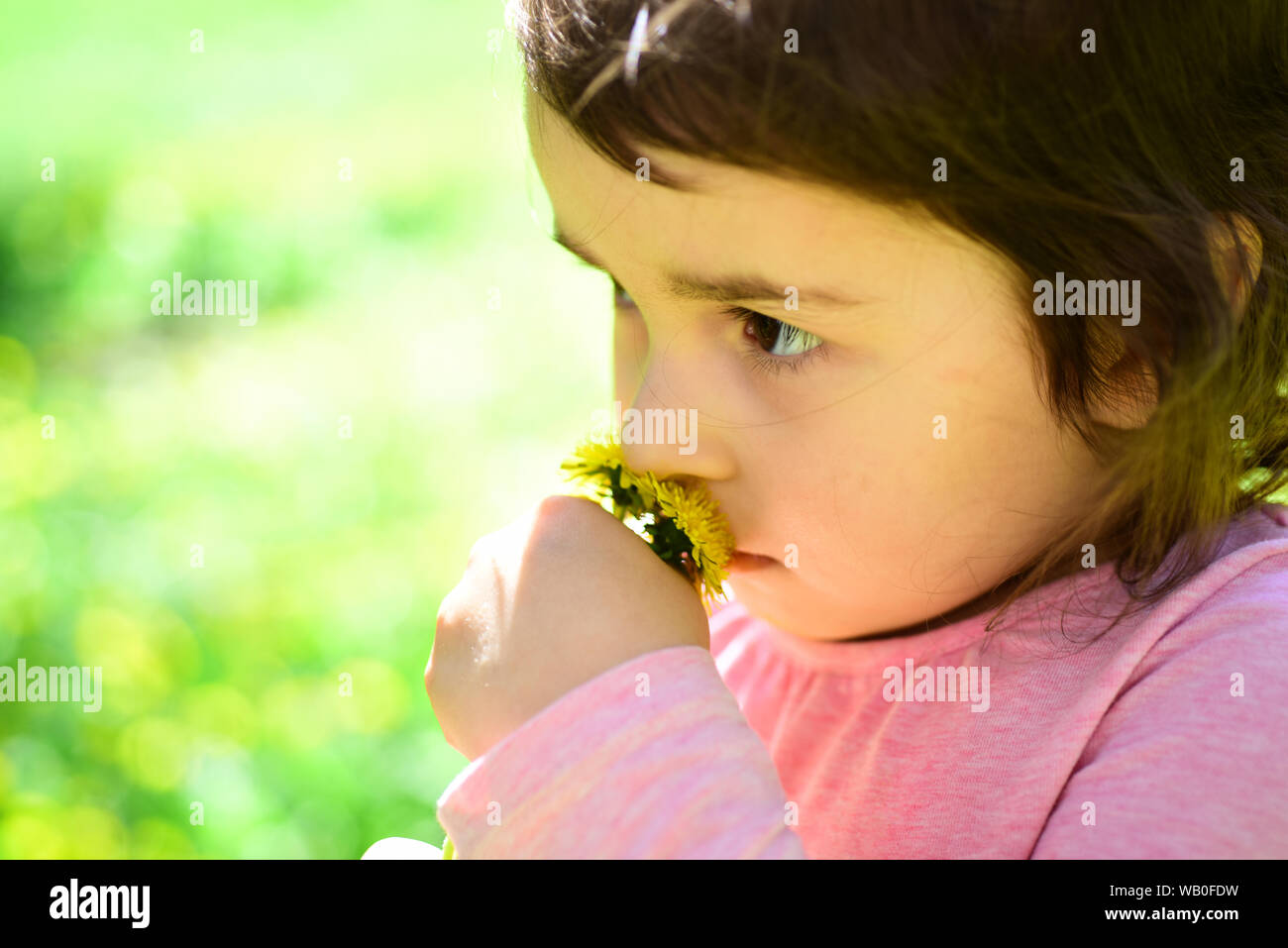 Jeden Moment genießen. Frühling. Wettervorhersage. Kleines Mädchen im sonnigen Frühling. Gesicht Hautpflege. Allergie zu Blumen. Sommer Mädchen Mode. Glücklich Stockfoto
