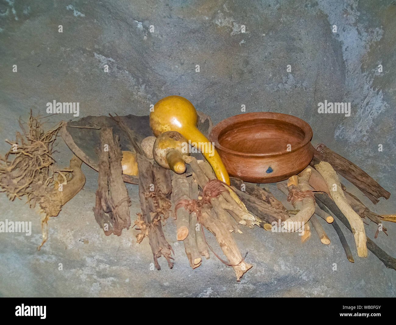 Alte Afrikanische natürliche Geschirr mit natrual Dinge verwendet, um zu kochen und lagern Sie Lebensmittel gemacht. Stockfoto