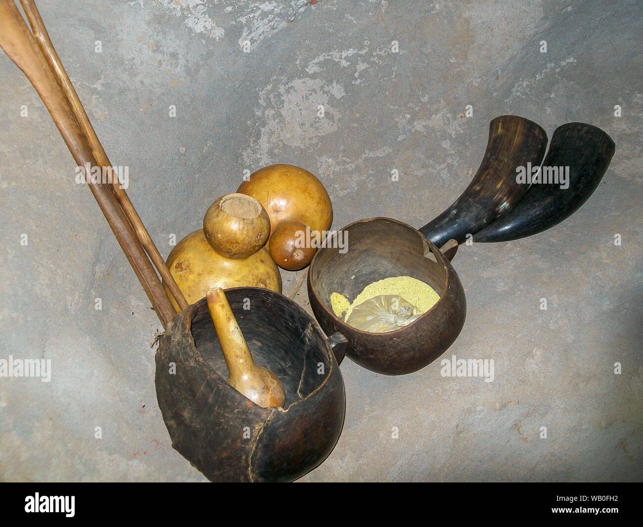 Alte Afrikanische natürliche Geschirr mit natrual Dinge verwendet, um zu kochen und lagern Sie Lebensmittel gemacht. Stockfoto