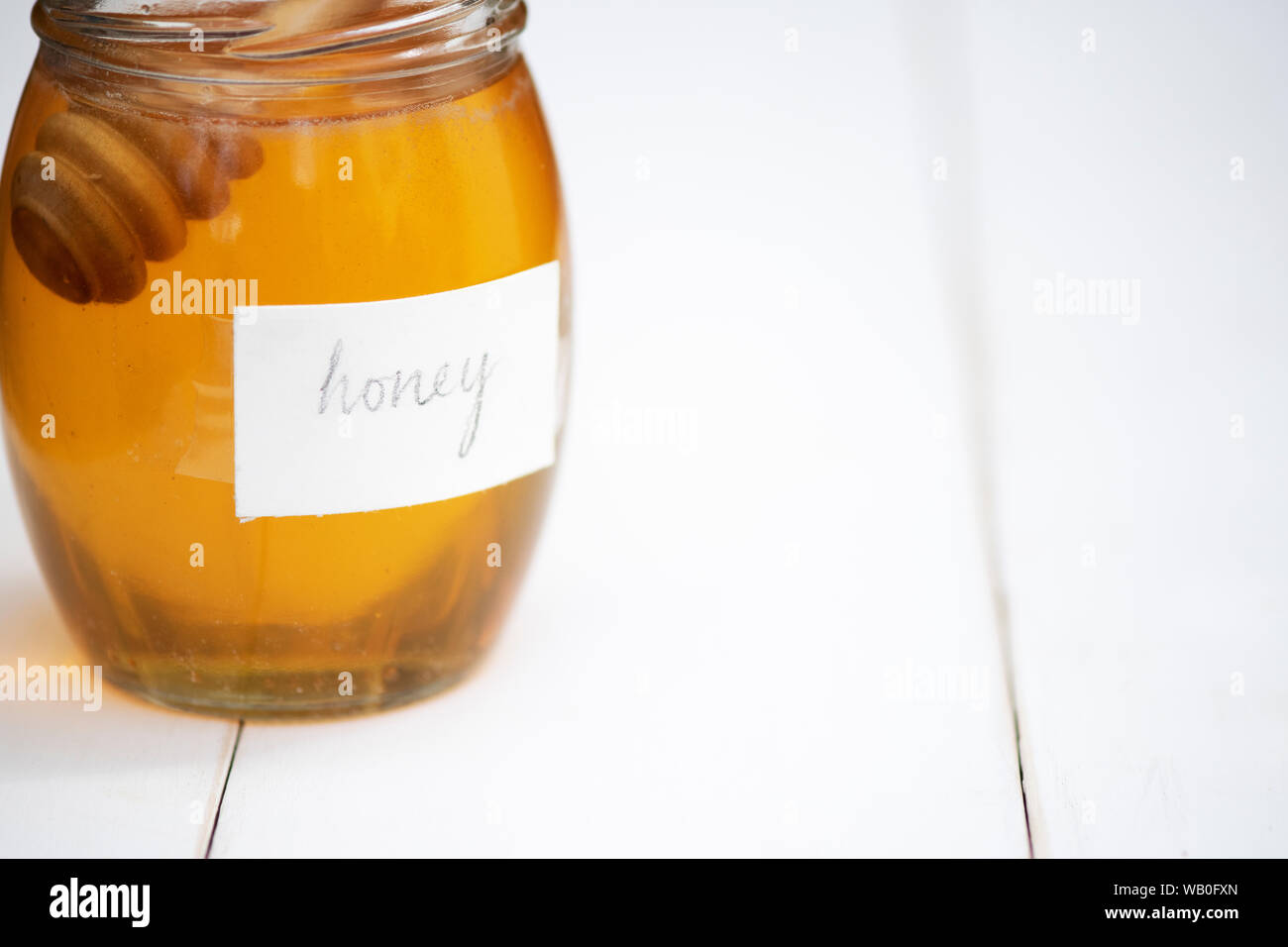 Glas mit organischem Honig Stockfoto