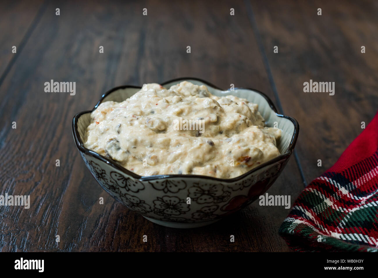 Auberginen Dip Baba Ghanoush/Ganoush (Mutabbal) mit Tahini und Aubergine. Traditionelle Vorspeise. Stockfoto