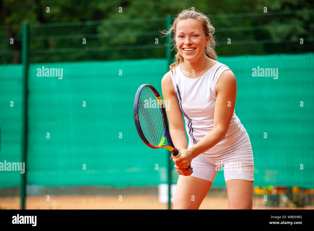 Gerne weiblich Tennis Spieler mit dem Schläger in Bereitstellung. Stockfoto