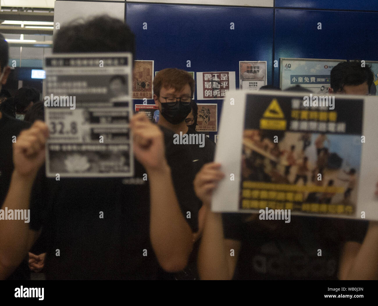 Hongkong, China. 7 Aug, 2019. Die Demonstranten halten Plakate hoch, während der Demonstration. Tausende Demonstranten am Yueng lange U-Bahnhof gesammelt und besetzt den Platz im Protest der Ereignisse, die vor einem Monat, als Mitglieder der Triade Bande angegriffen Demonstranten und Journalisten mit Eisenstangen und andere Waffen aufgetreten. Der Polizei in Kampfausrüstung Advanced auf die Demonstranten und versuchten die Menge zu zerstreuen, aber sie abgestoßen wurden, und die Demonstranten ihre Getaway auf Züge, die durch die Arbeitnehmer von der U-Bahnstation gehalten wurden. Quelle: Matthew Hatcher/SOPA Images/ZUMA Draht/Alamy leben Nachrichten Stockfoto