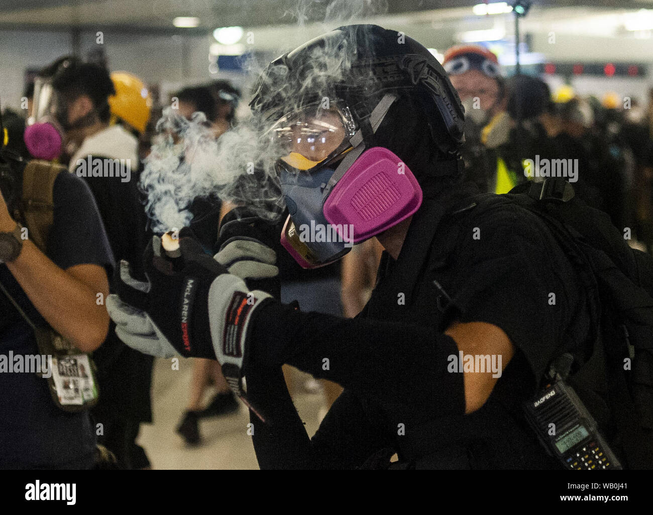 Hongkong, China. 7 Aug, 2019. Als Polizisten in Kampfausrüstung auf dem yueng Lange U-Bahnhof geschlossen, pro-demokratischen Demonstranten, Barrikaden und übergoss den Boden mit Wasser, Seife und Öl in einem Versuch, die Offiziere von weiter voran in die Station während der Demonstration abzuhalten. Tausende Demonstranten am Yueng lange U-Bahnhof gesammelt und besetzt den Platz im Protest der Ereignisse, die vor einem Monat, als Mitglieder der Triade Bande angegriffen Demonstranten und Journalisten mit Eisenstangen und andere Waffen aufgetreten. Der Polizei in Kampfausrüstung Advanced auf die Demonstranten und versuchte zu dis Stockfoto