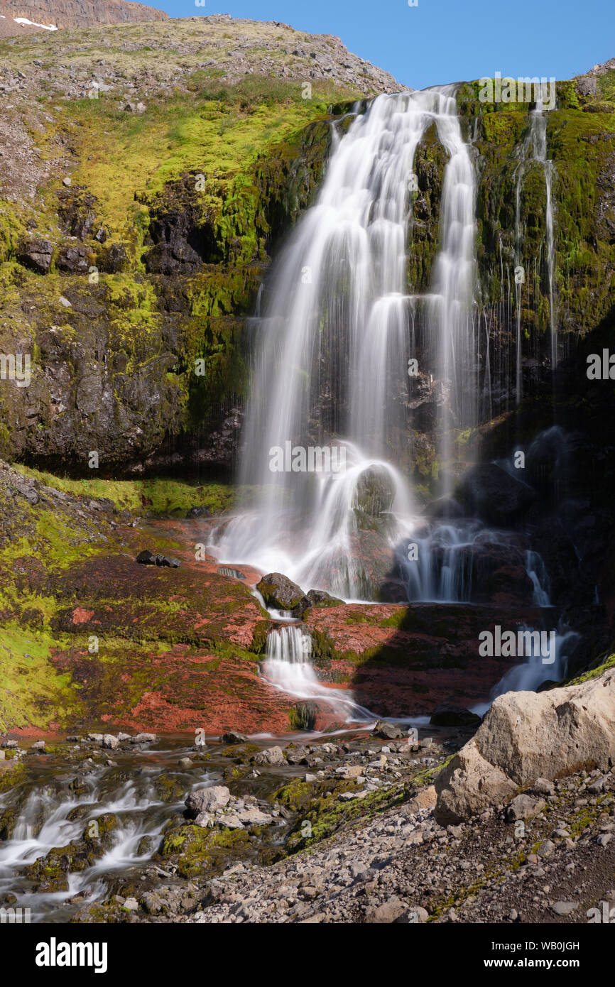 Hoher Wasserfall in den Westfjorden Berglandschaft, Island Stockfoto