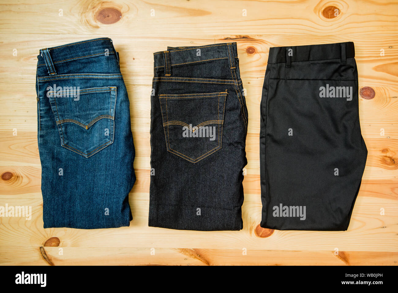 Mann lässige Outfits Mode Accessoires Holztisch, Jeans Stockfoto