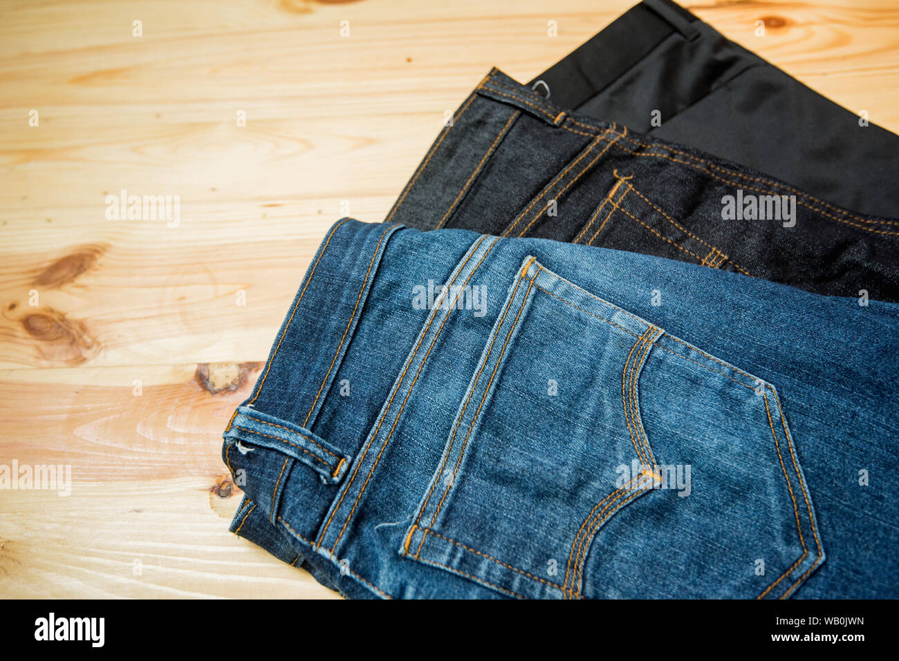 Mann lässige Outfits Mode Accessoires Holztisch, Jeans Stockfoto