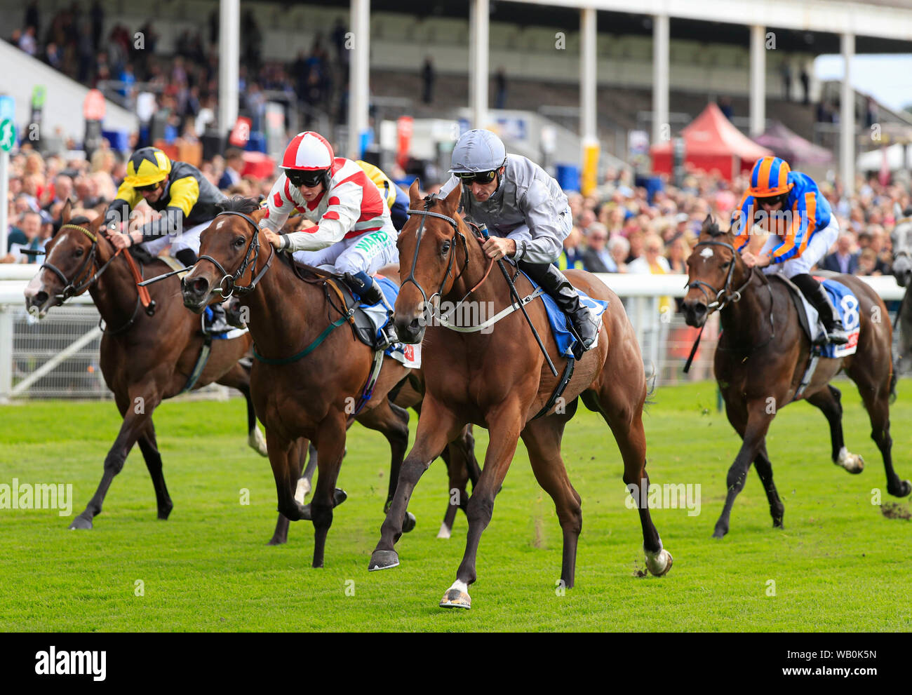 22. August 2019, York, York, Großbritannien; 2019 Darley Yorkshire Oaks/Ladies Day; Leben in der Vergangenheit geritten von Daniel Tudhope (grau Farben) läuft auf der Sky Bet Lowther Stakes Credit Conor Molloy/News Bilder zu gewinnen. Stockfoto