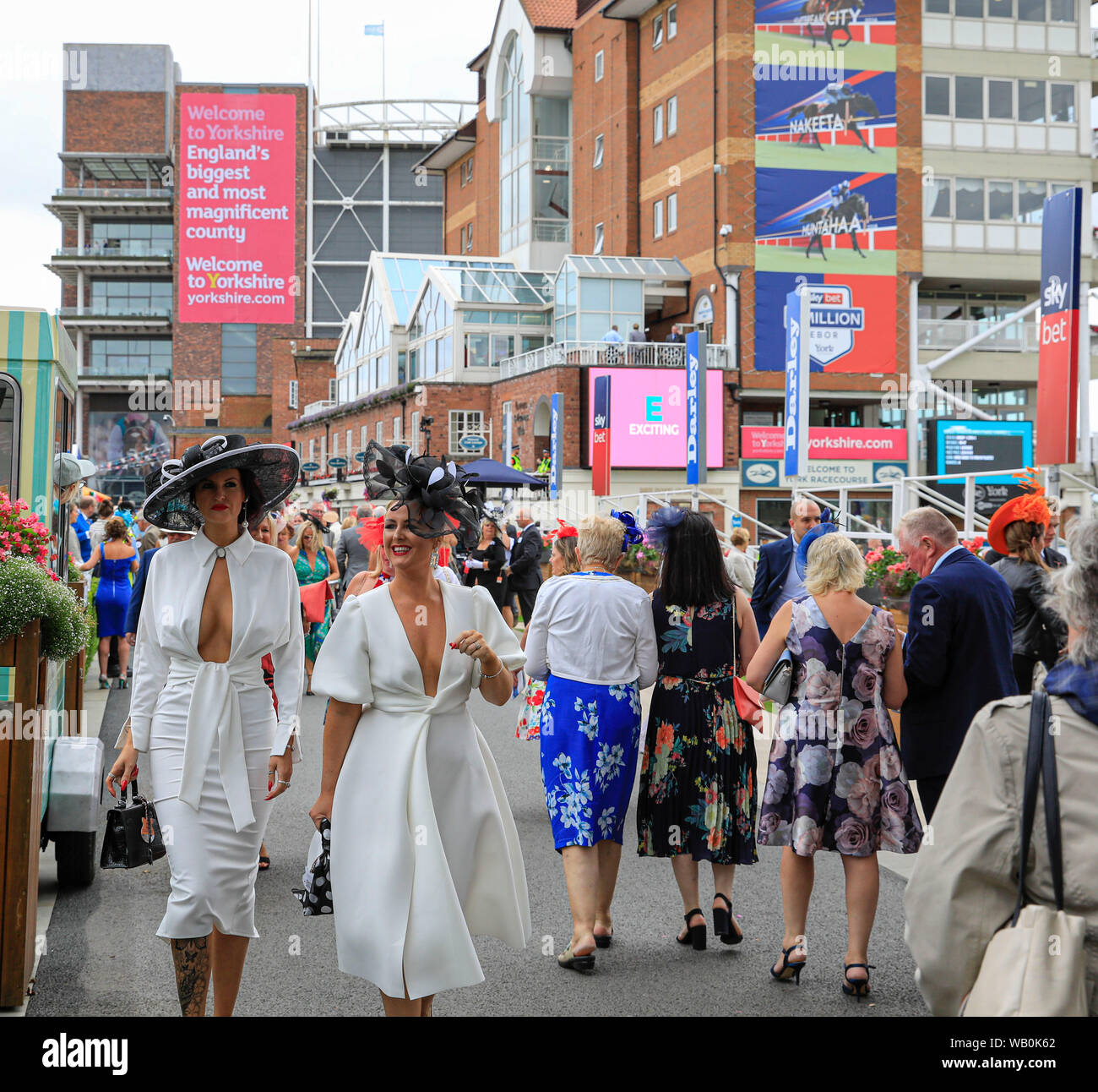 22. August 2019, York, York, Großbritannien; 2019 Darley Yorkshire Oaks/Ladies Day; Damen genießen den Tag in York rennen Credit Conor Molloy/News Bilder Stockfoto