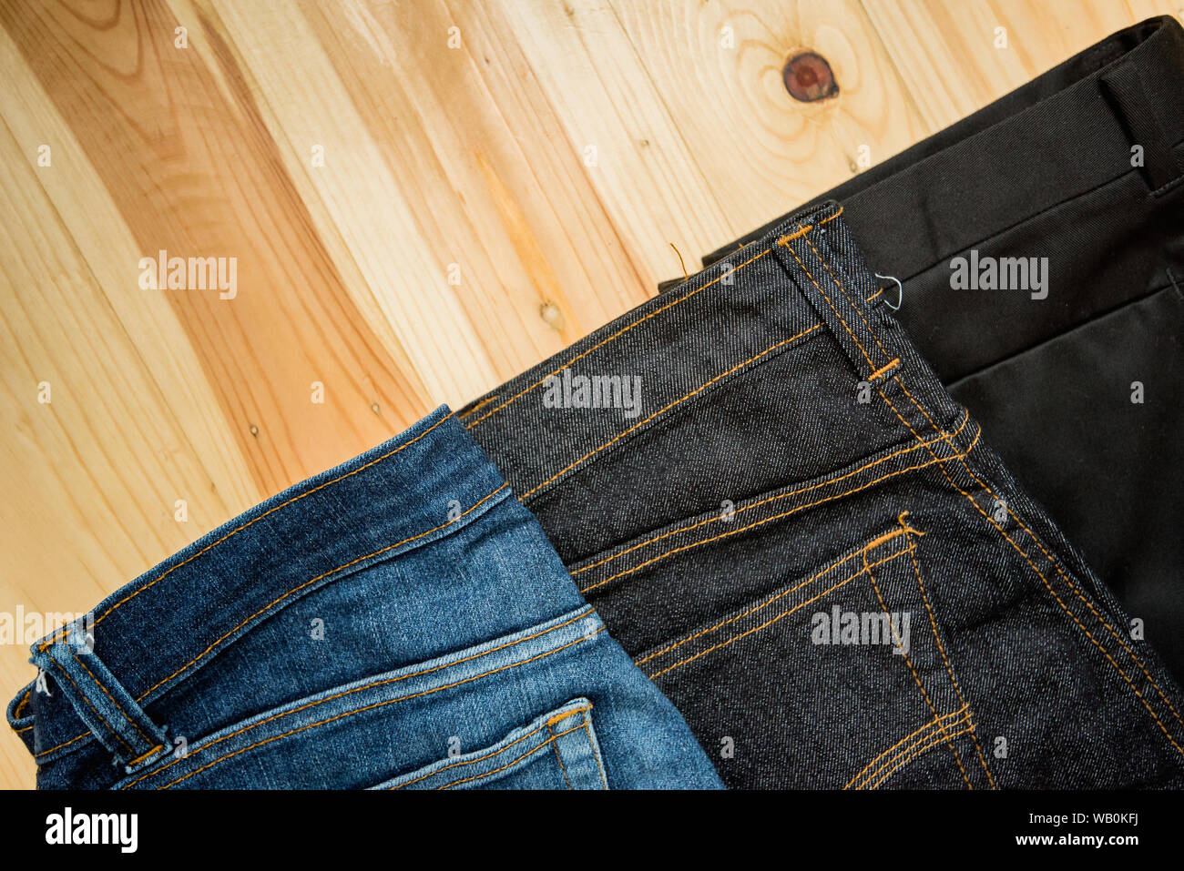 Mann lässige Outfits Mode Accessoires Holztisch, Jeans Stockfoto