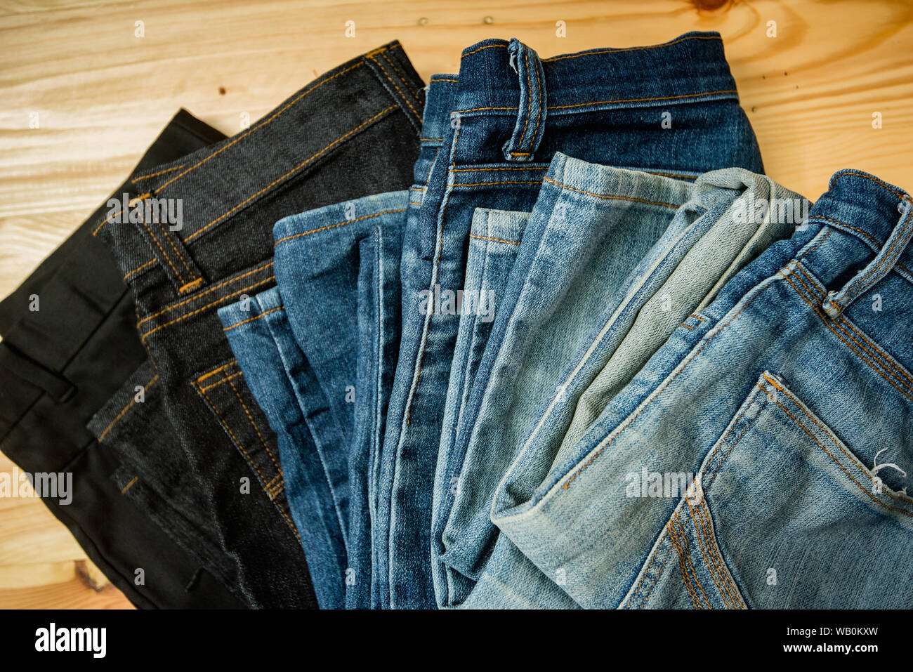 Mann lässige Outfits Mode Accessoires Holztisch, Jeans Stockfoto
