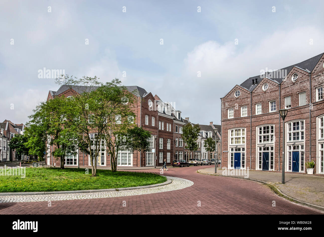 Helmond, Niederlande, 16. August 2019: Kreisverkehr umgeben von neoklassizistischen Gehäuse im postmodernen Nachbarschaft Brandevoort Stockfoto