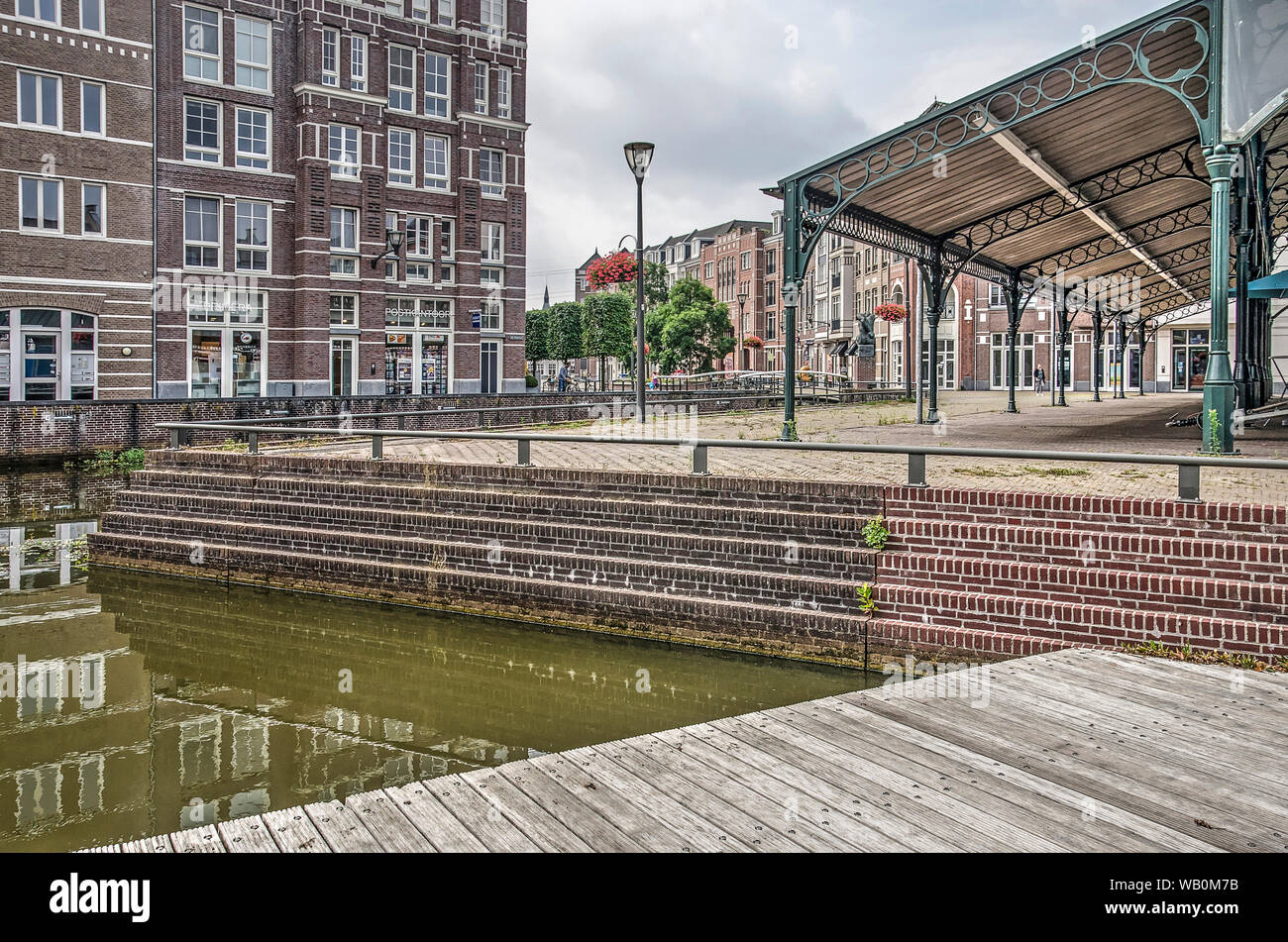 Helmond, Niederlande, 16. August 2019: Blick von einer hölzernen Plattform auf dem Teich des zentralen Platzes in Brandevoort Nachbarschaft in Richtung postmode Stockfoto