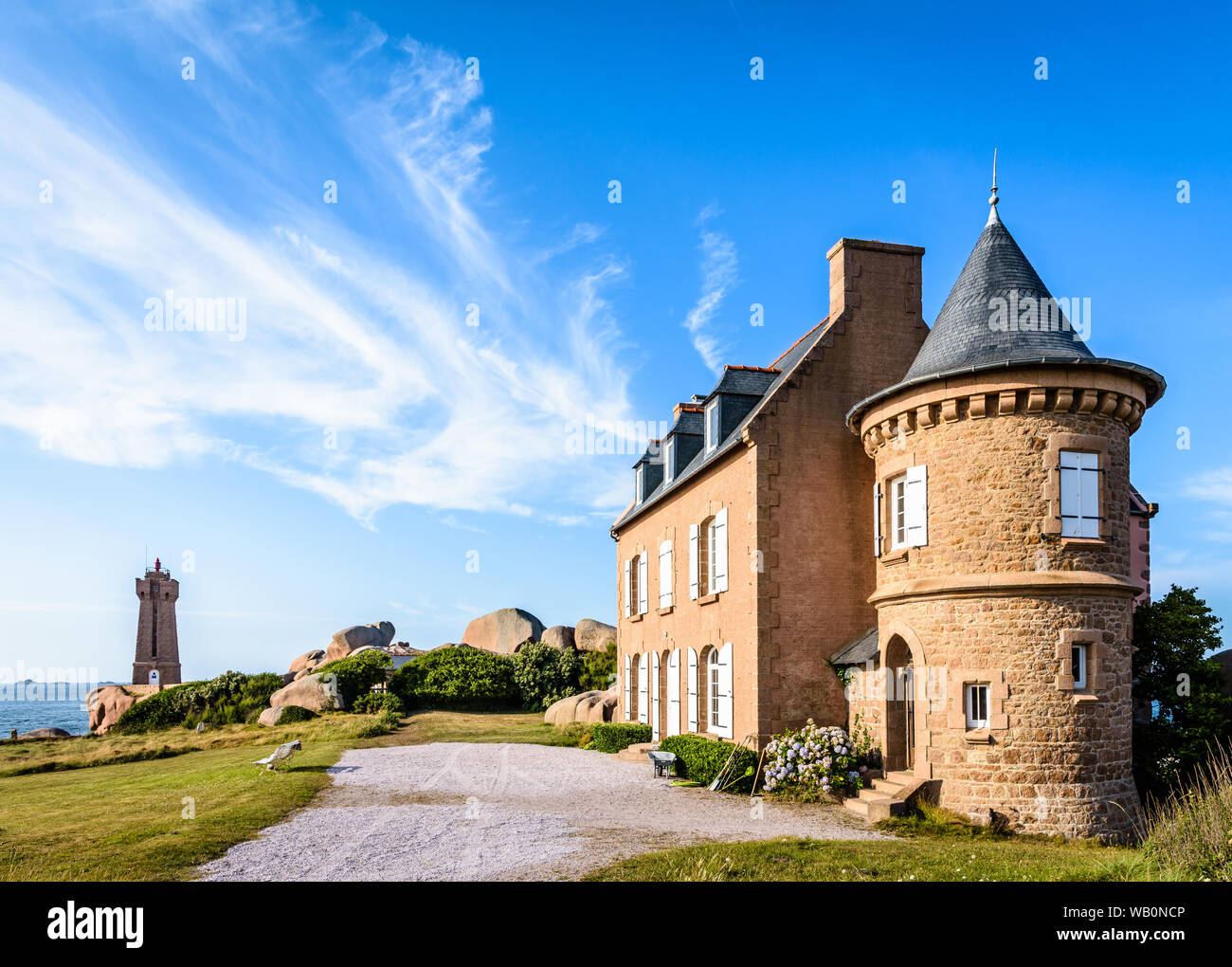 Granit Familie Haus in der Nähe von h die Ploumanac'Leuchtturm an der Küste des Rosa Granits in Trégastel, Bretagne, Frankreich. Stockfoto