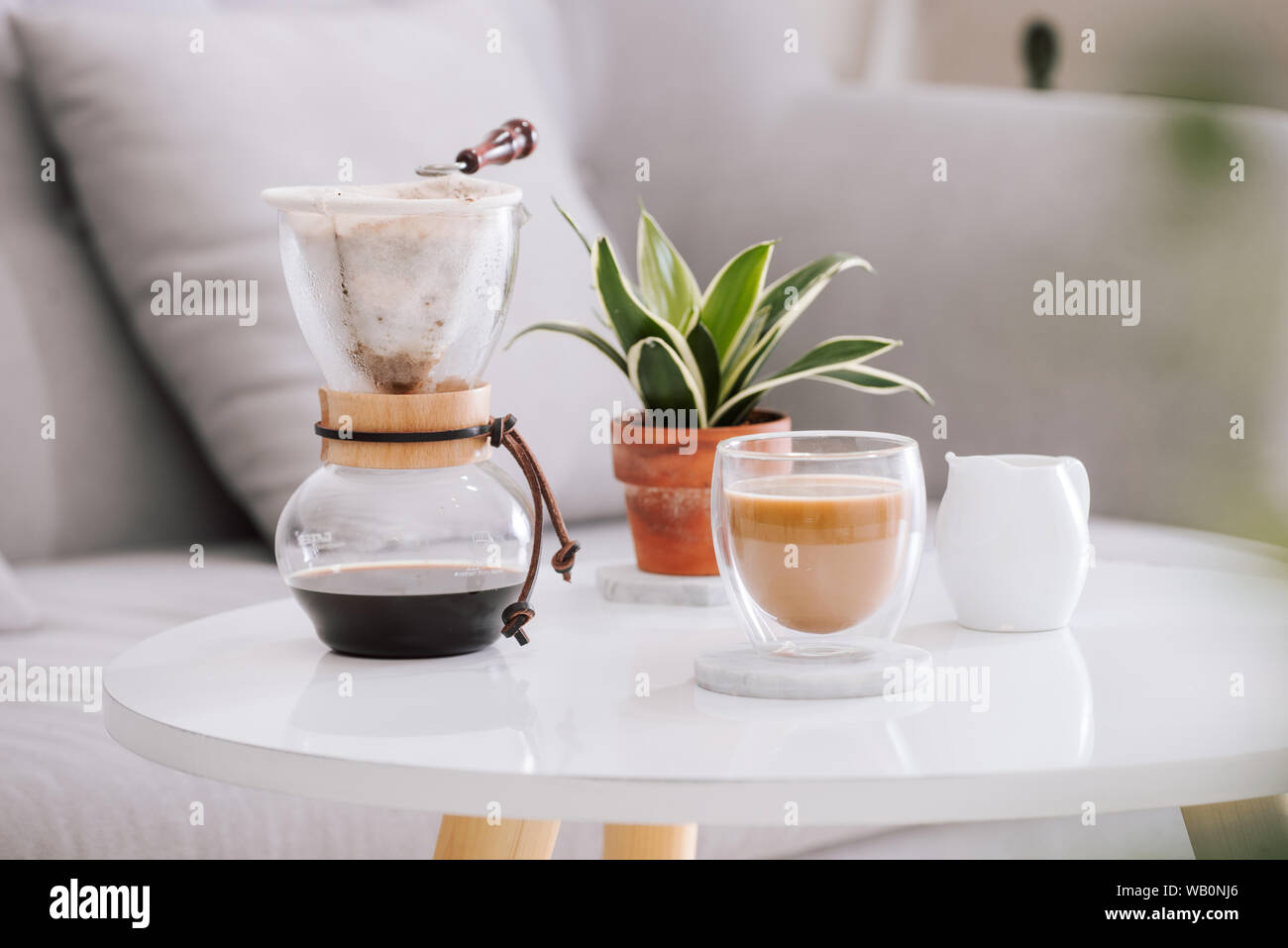 Frühstück mit Schokolade Kuchen und Kaffee auf einem schönen Wohnzimmer serviert Stockfoto