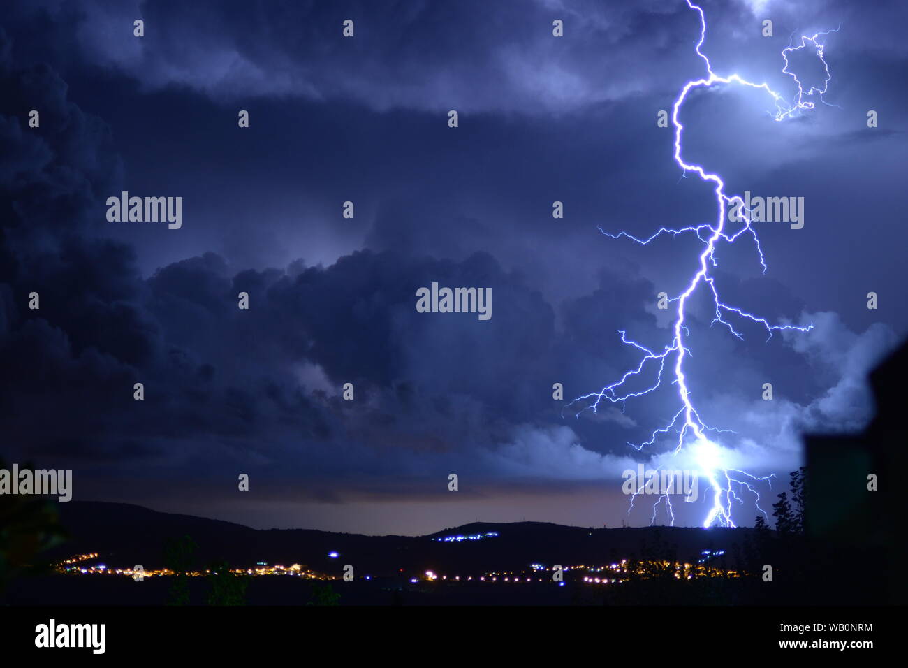 Gefährlicher Sturm mit Blitz und Donner Stockfoto