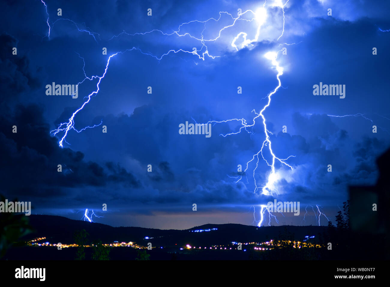 Gefährlicher Sturm mit Blitz und Donner Stockfoto