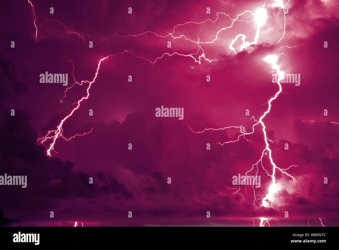 Gefährlicher Sturm mit Blitz und Donner Stockfoto