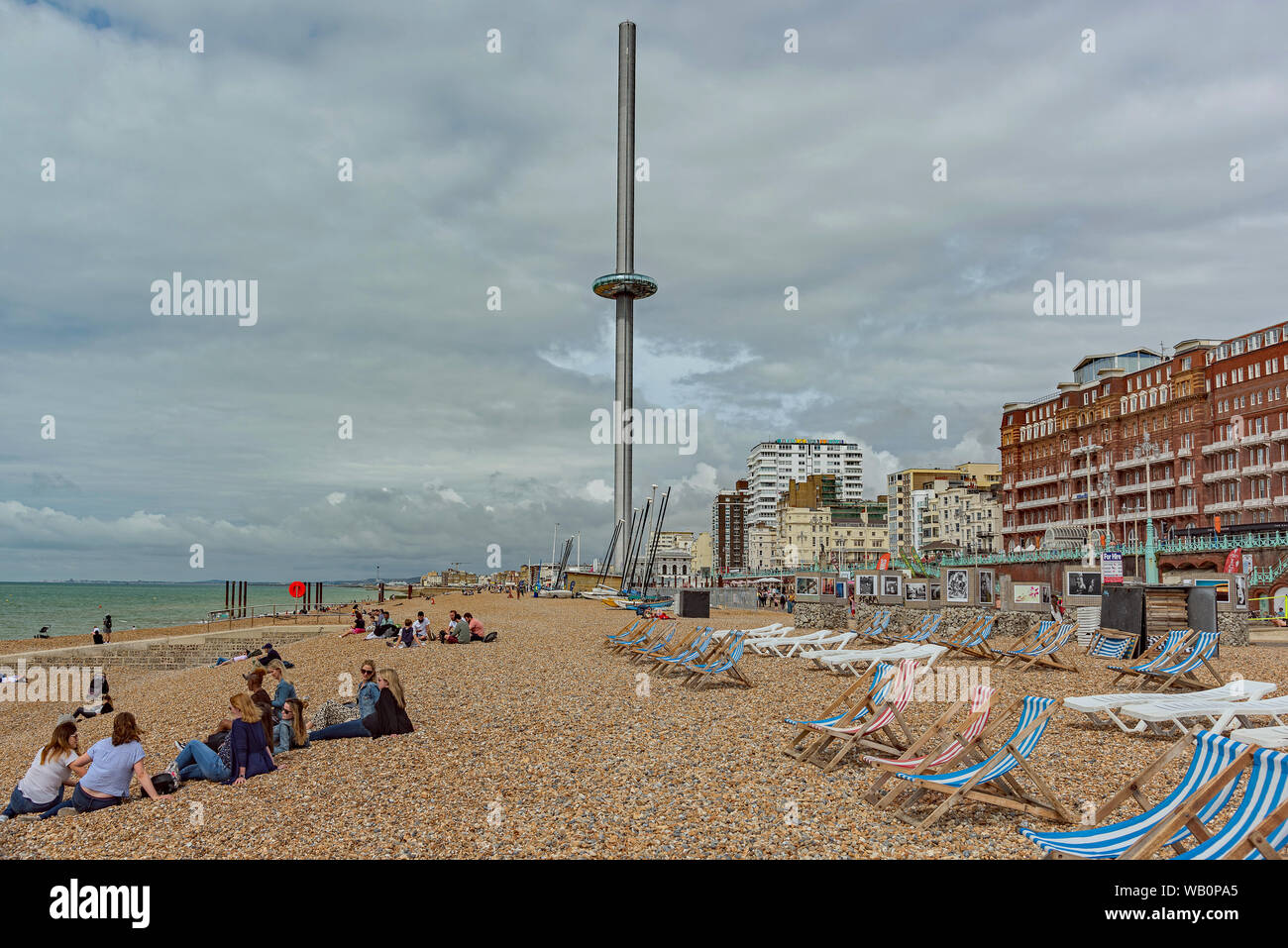Brighton Beach Szenen mit i360 Tower Stockfoto