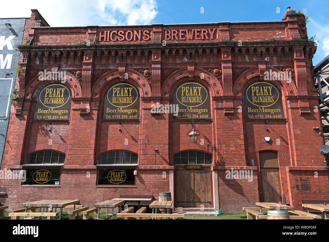 Alte higsons Brauereigebäude in der Ostsee Dreieck von Liverpool, England, UK, regeneriert in eine Bar namens Spitzer Scheuklappen. Stockfoto