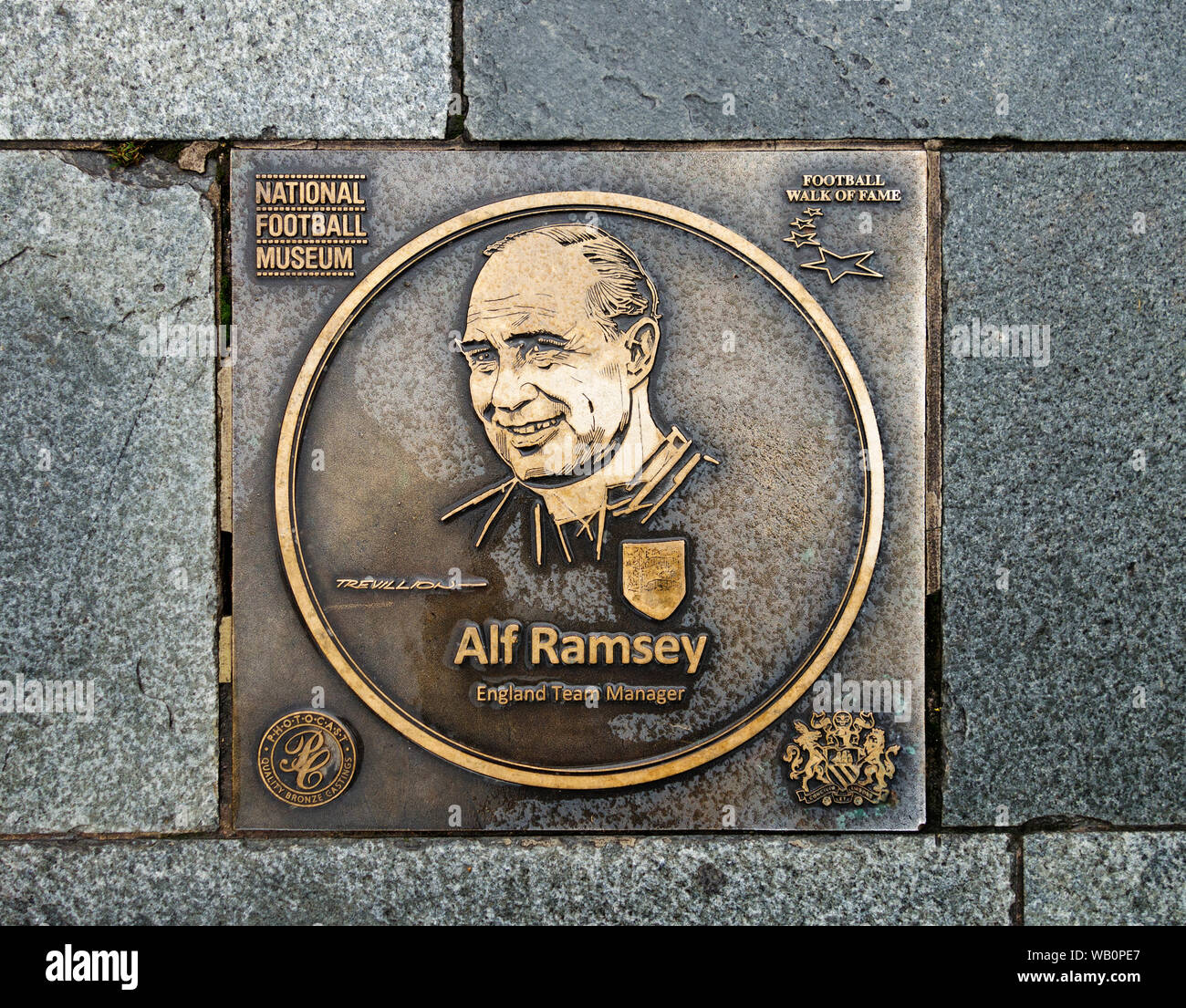 Bronzetafel des ehemaligen England Wm gewinnen Manager Alf Ramsey auf dem Fußball Walk of Fame an die National Football Museum in Manchester UK. Stockfoto