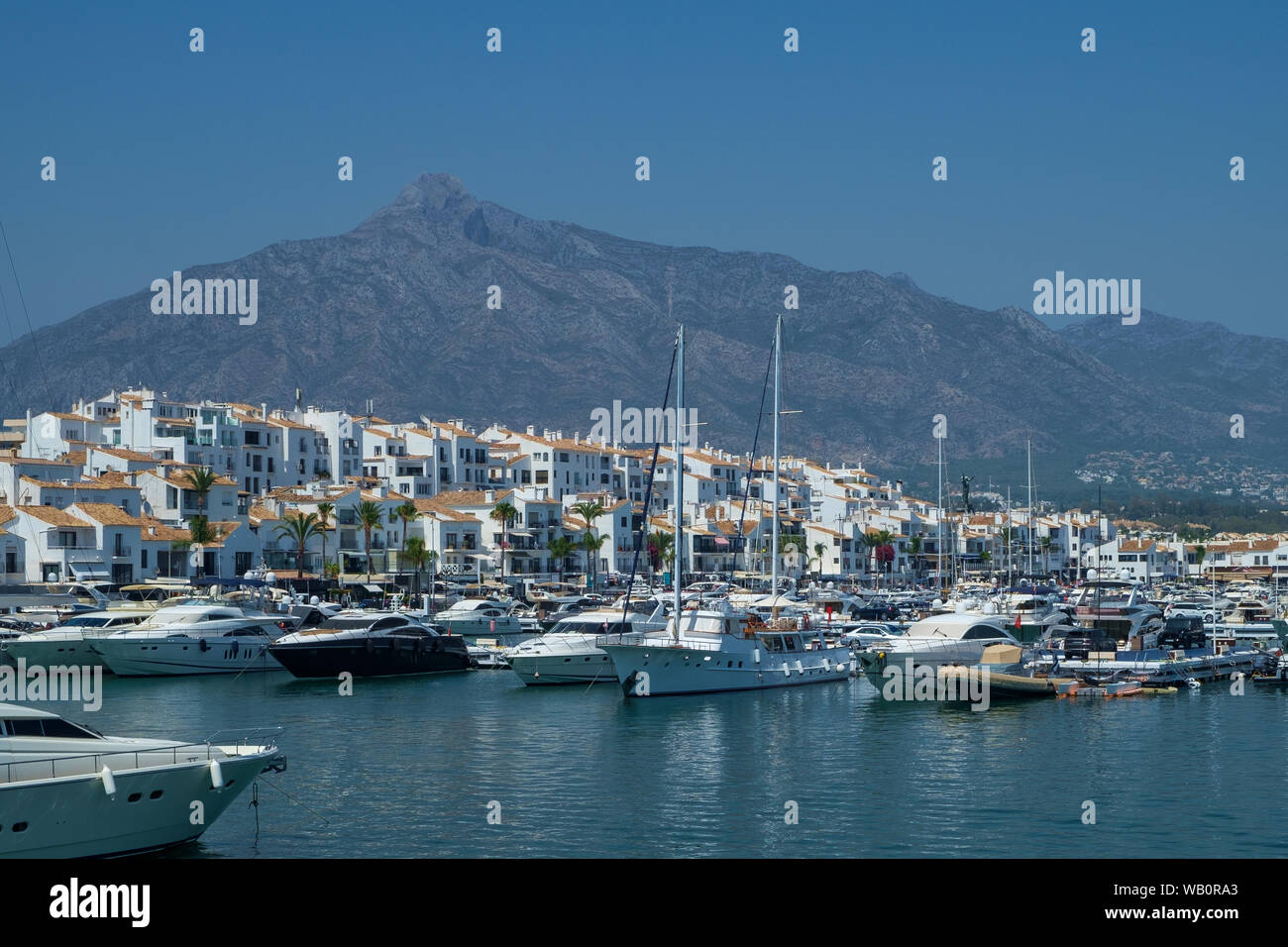 Puerto Banus, Marbella, Spanien. Waterfront Geschäfte und Wohnungen in der Umgebung der Marina von der belebten und beliebten Lage. Stockfoto